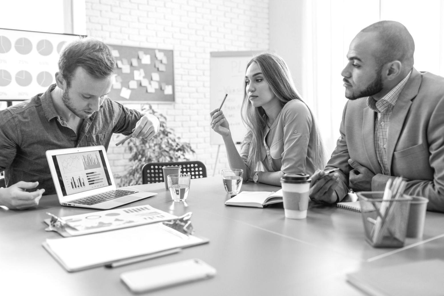 Finanzanalyse Arbeitsplatz mit Dokumenten und Grafiken