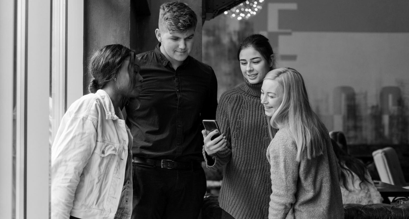 Teilnehmende beim gemeinsamen Lernen von Finanzanalyse