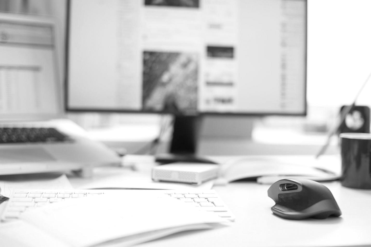 Finanzanalyse Arbeitsbereich mit Dokumenten und Notizen