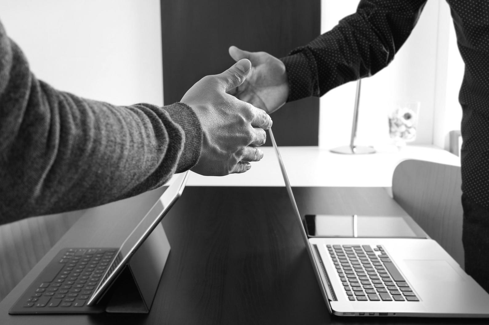 Finanzanalyse Arbeitsplatz mit Berichten und Laptop